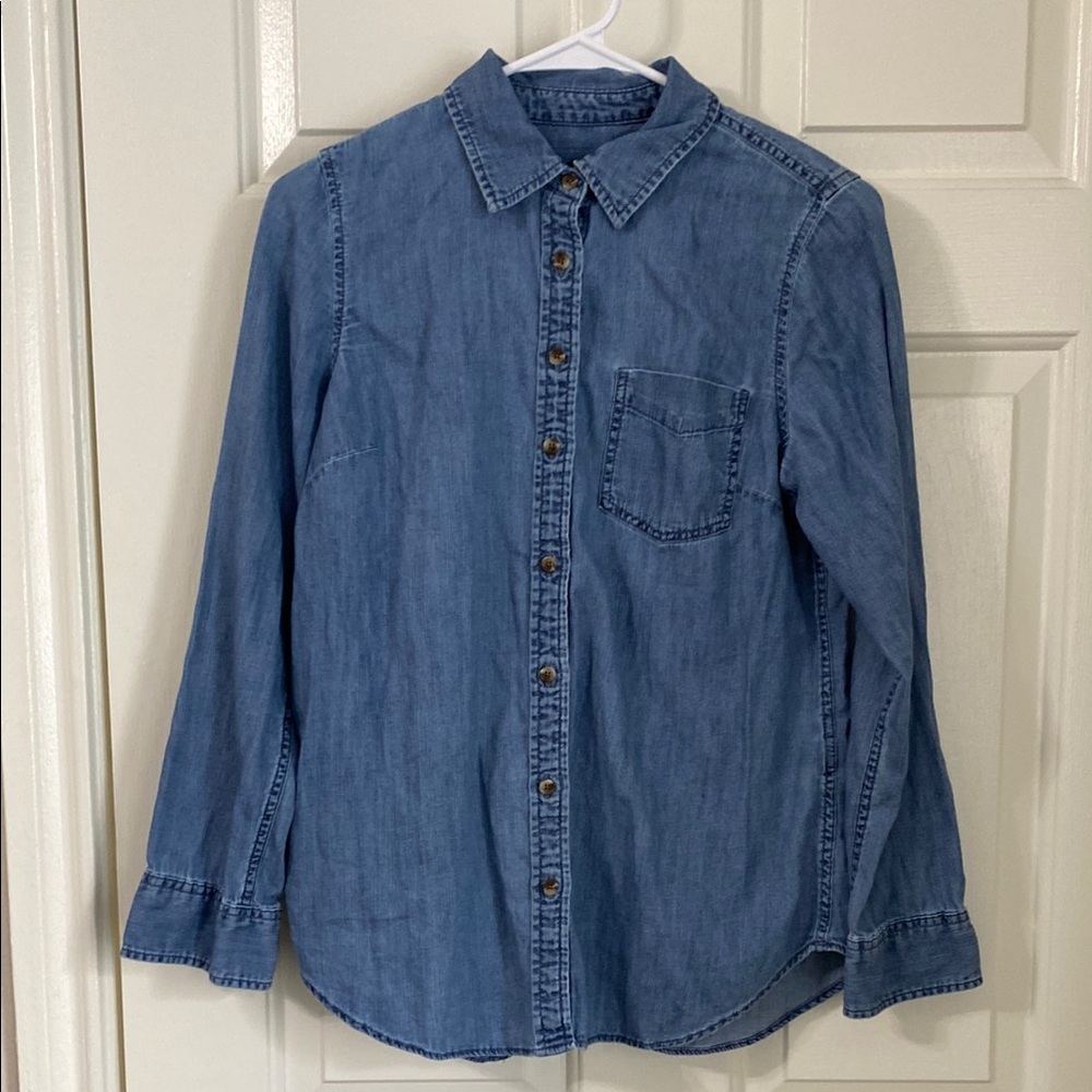 Talbots chambray long sleeve collard button up womens shirt with chest pocket